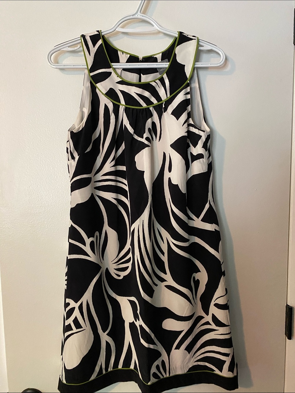 Ann Taylor Black and White Floral Shift Dress with Green Trim